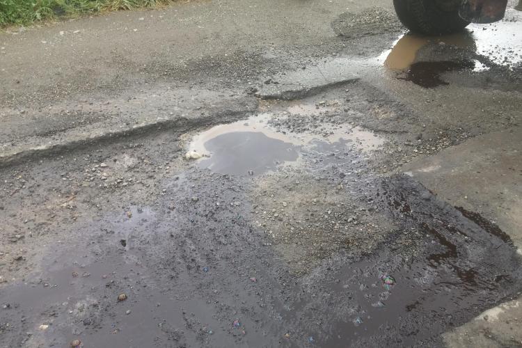 Drumuri județene asfaltate pe ploaie: Muncitorii s-au ascuns, de jenă! - FOTO