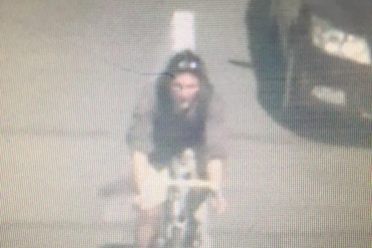 Biciclist căutat de polițiștii clujeni  după ce a lovit o femeie pe trecerea de pietoni și a fugit. Îl recunoașteți? FOTO