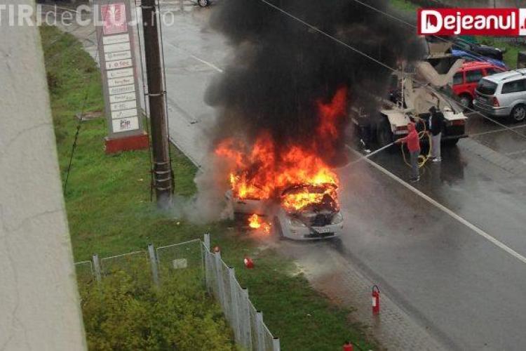 Zi cu ghinion pentru un șofer din Dej. Mașina i-a fost distrusă complet de un incendiu în timp ce era la serviciu VIDEO
