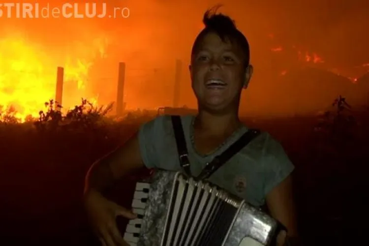 Viralul zilei! Un copil cânta la acordeon lângă incendiul de la Pata Rât - VIDEO