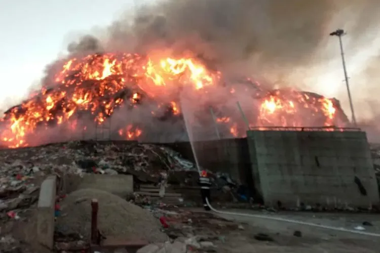 Incendiul de la Pata Rât a fost stins după 19 ore