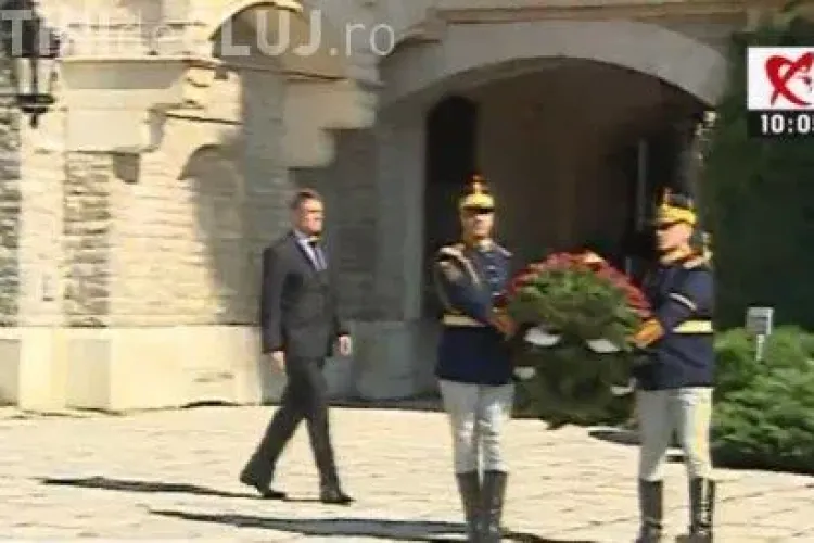Iohannis și Cioloș au mers la Castelul Peleș pentru a-și aduce ultimele omagii Reginei Ana