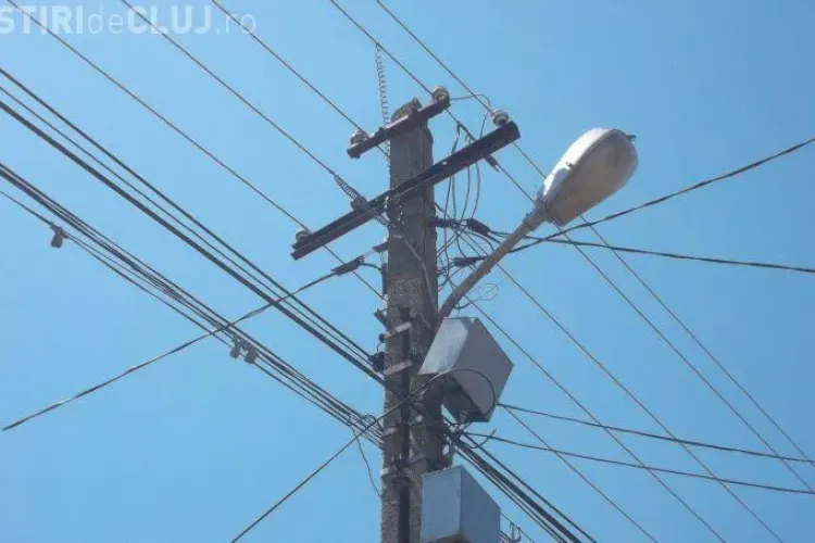 Mai multe cabluri electrice au căzut peste autoturisme, la Cluj/ UPDATE Ce s-a întâmplat de fapt