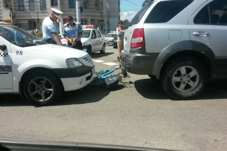 Biciclist de 14 ani, lovit de mașină în Mărăști. A vrut să traverseze strada pe bicicletă FOTO