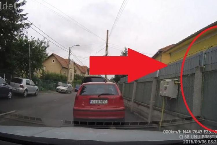 Cluj - Pensionară filmată în FLAGRANT. Rupe oglinzi și zgârie mașini - VIDEO