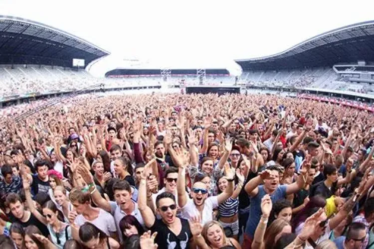 Iubire la Untold! Un neamț s-a îndrăgostit de o româncă, dar i-a scris greșit numele. A găsit-o cu ajutorul Facebook