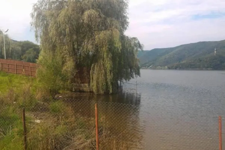 Anchetă după ce un tânăr a murit electrocutat la Tarnița. Răspunde cel care a făcut debarcaderul ILEGAL  