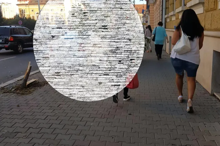 Accident în Piața Avram Iancu! Un șofer a intrat pe trotuar și a doborât un copac - FOTO