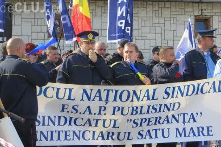 Angajații de la Penitenciarul Gherla și alți colegi au protestat în stradă și cer majorarea lefurilor