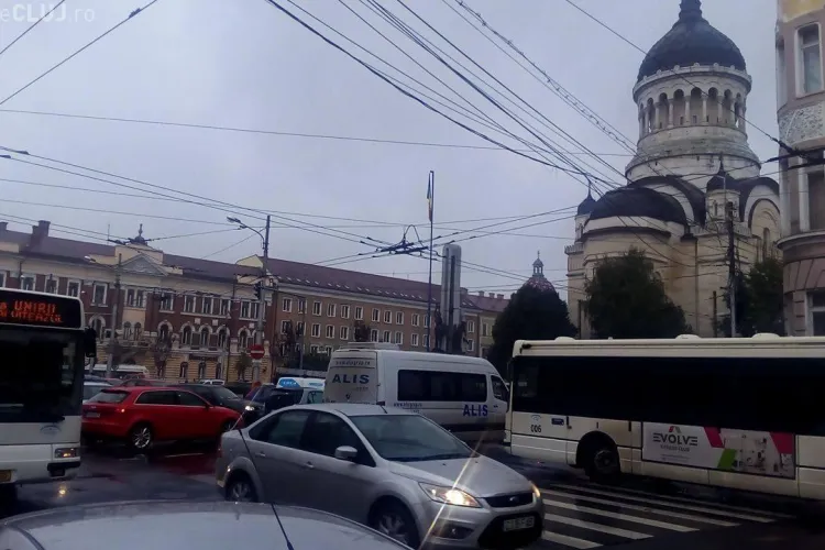 Clujul a fost PARALIZAT, miercuri, după ora 17.00! Mii de șoferi au ieșit cu mașinile, speriați de ploaie - FOTO