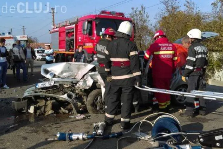 Accident GRAV pe un drum din Cluj. Trei persoane au rămas încarcerate în urma unui impact violent VIDEO