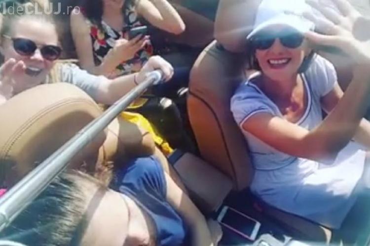 Carmen Iohannis, într-un clip pe Facebook la volanul unei maşini decapotabile. Se distrează alături de trei eleve - VIDEO