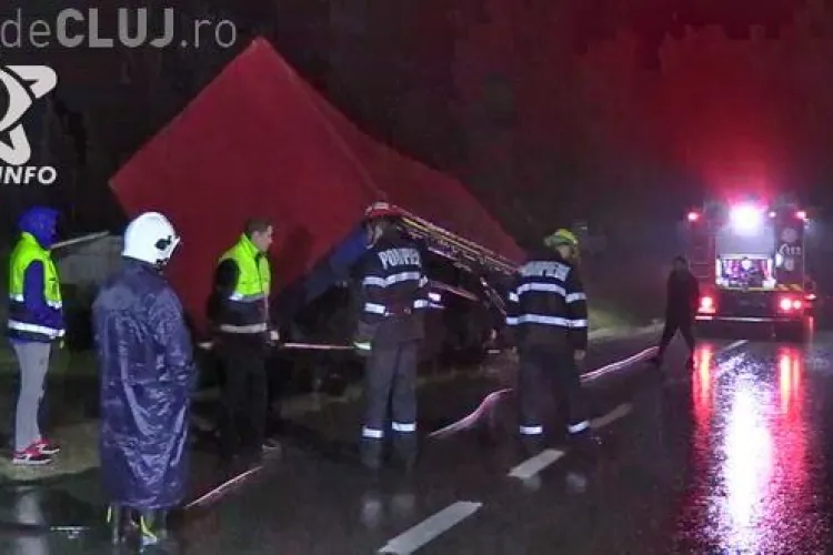 Remorcă de TIR, în flăcări, răsturnată pe centura de la Gherla VIDEO