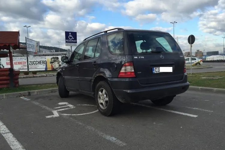 Parcarea de la Polus era goală, dar a parcat pe două locuri destinate celor cu handicap