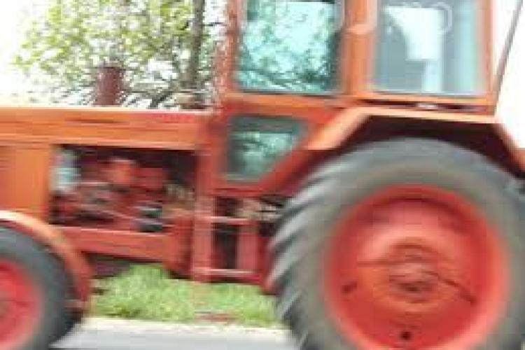 Clujean prins RUPT de beat la volan și fără permis. Căra cu tractorul o remorcă plină cu lemne furate