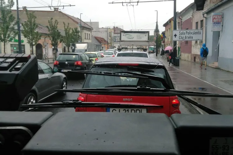 Mănășturul a fost blocat din cauza ploii. Marți dimineața a fost HAOS  - FOTO