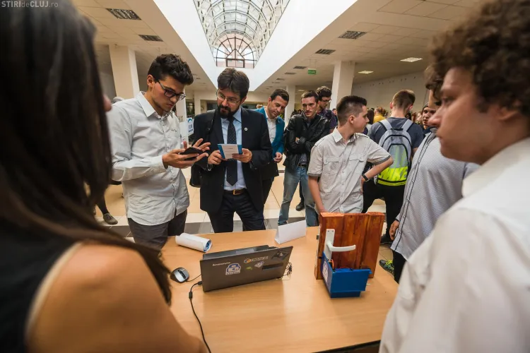 Elevi clujeni PREMIAȚI pentru că au creat o aplicație care deschide ușa: Nu mai ai nevoie de chei
