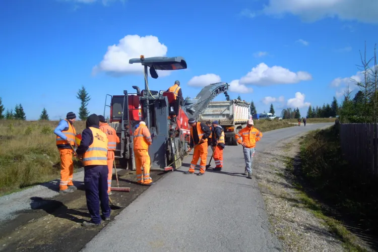 Drumul ce duce la Mănăstirea Râşca Transilvană este reabilitat - FOTO