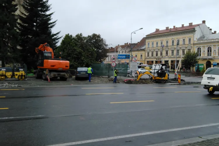 Probleme cu locurile de parcare în centrul Clujului. Primăria a blocat parkingul din Piața Unirii FOTO