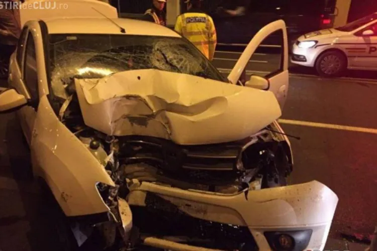 CLUJ: Viteza la volan poate costa! O șoferiță s-a oprit cu mașina direct într-un zid