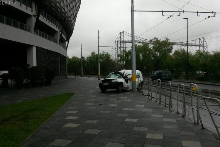 Un nou accident la Cluj Arena. O șoferiță a intrat cu mașina direct într-un stâlp FOTO / VIDEO