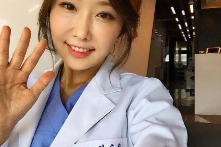 E cea mai sexy dentistă și are 48 de ani - FOTO