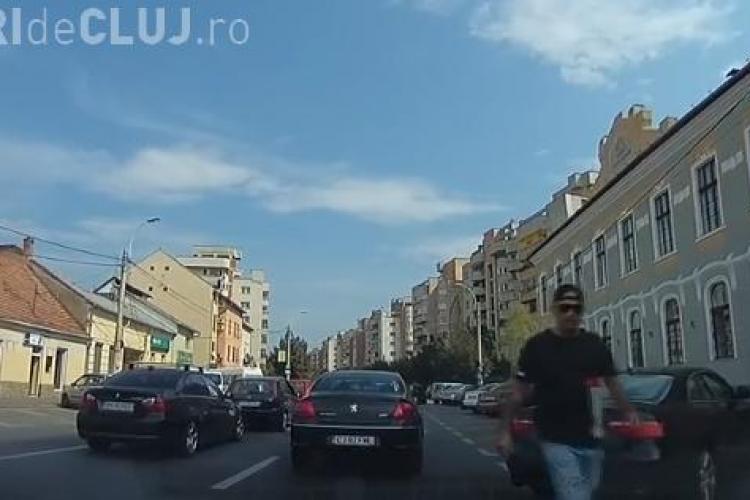 Cluj - Șoferul unui AUDI a sărit la bătaie în centrul orașului: Incident in trafic urmat de un act de distrugere - VIDEO