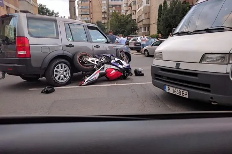 Accident lângă Iulius Mall. Un șofer s-a urcat peste o motocicletă - FOTO