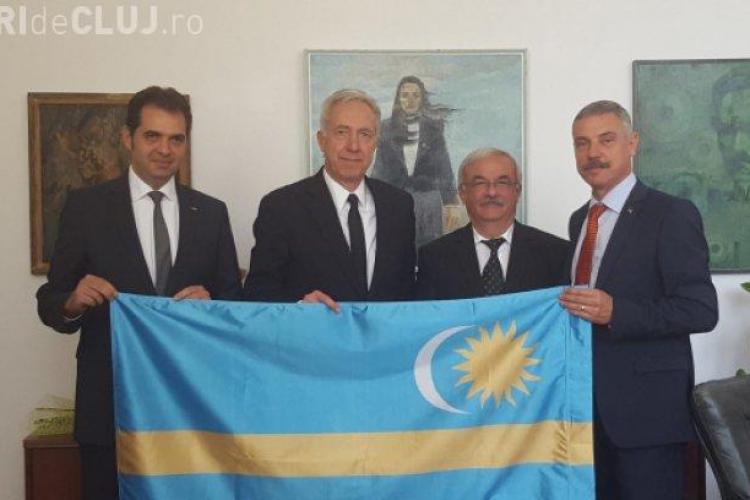 Ambasadorul SUA în România s-a pozat cu steagul secuiesc