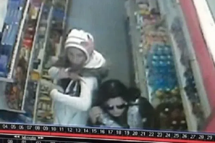 VIDEO Cluj-Napoca: 2 tinere FILMATE cum furau toată ciocolata dintr-un magazin situat lângă Universitatea Tehnică