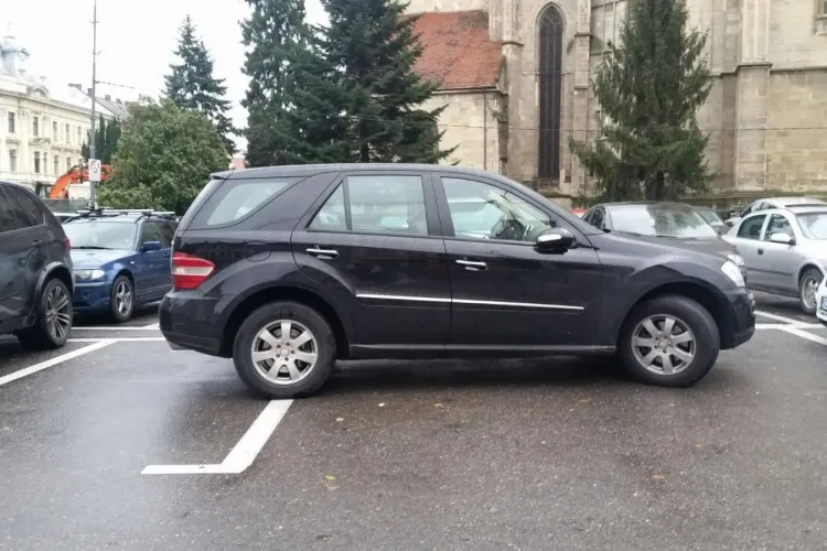 Parcare pe două locuri în Piața Unirii: Nu e de ajuns că nu sunt locuri destule - FOTO