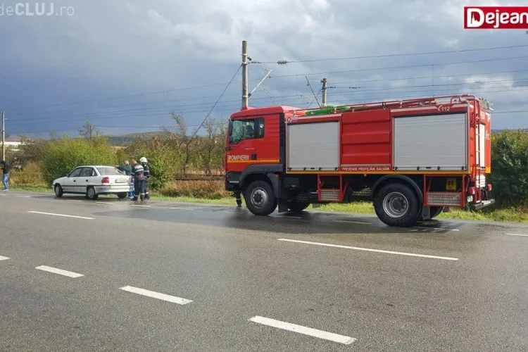 CLUJ: Neatenția și vremea rea cauzează accidente. Un șofer a ”zburat” cu mașina în șanț