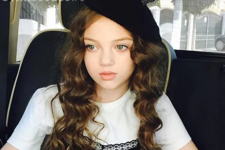 Cum s-a dus îmbrăcată la școală cea mai frumoasă fetiţă din România - FOTO