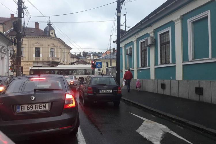 Parcare de COCALAR la Cluj-Napoca! Orașul e blocat și de nesimțirea unora - FOTO