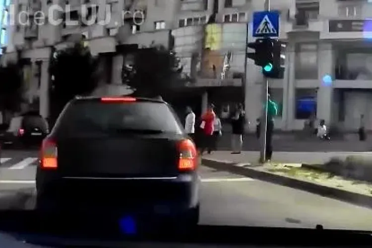 Accident în Piața Cipariu! Un șofer a frânat brusc, deși avea verde și nu era nimeni în fața lui - VIDEO