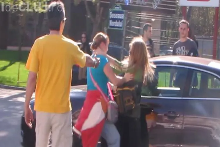 Două femeie s-au luat la bătaie în trafic. Una a fost umplută de sânge    