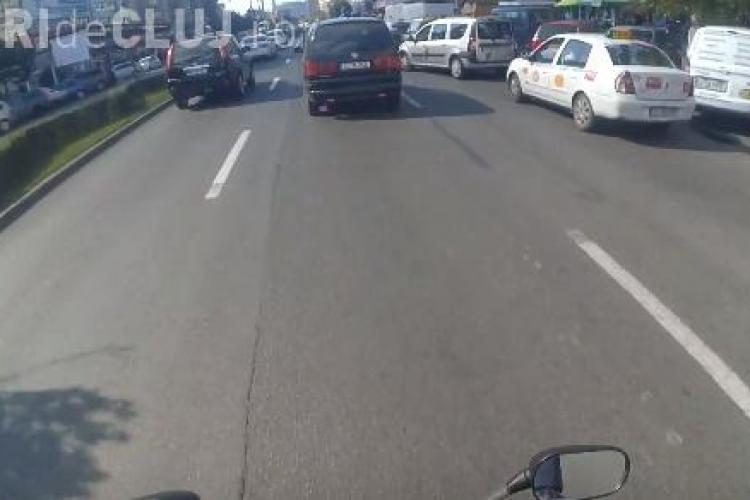 Cluj - Ce lecție a primit un motociclist din partea unui instructor auto - VIDEO