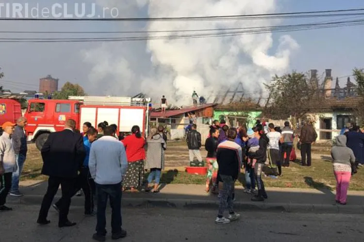 Incendiu puternic la colonia de rromi din Câmpia Turzii. Mascații au intervenit ca să calmeze tensiunile