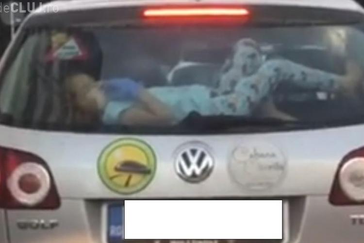 Cluj - Cum e transportat acest copil cu mașina. Vi se pare normal? - VIDEO
