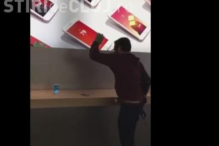 VIRALUL ZILEI: Un bărbat a intrat într-un Apple Store și a distrus toate iPhone-urile din fața ochilor VIDEO