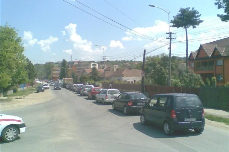 Bariera de la trecerea la nivel cu calea ferată de pe Tăietura Turcului BLOCHEAZĂ traficul