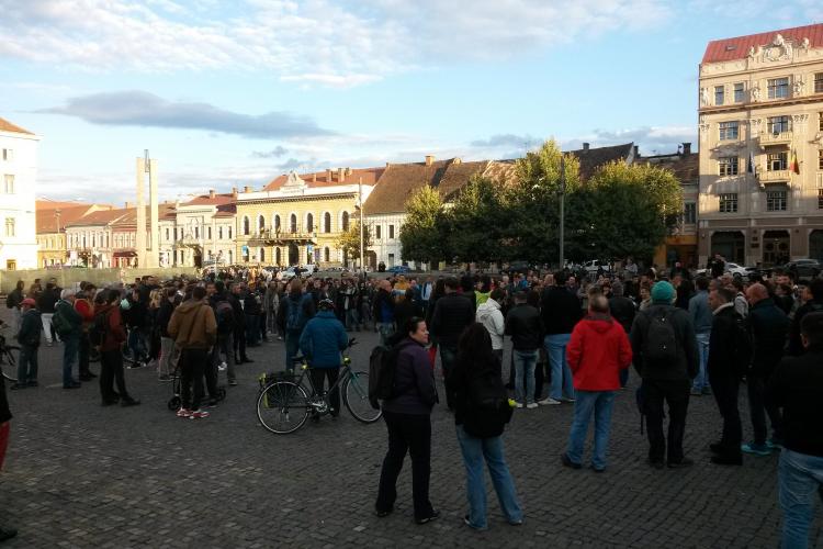 Cluj - Peste 200 de persoane au protestat față de SALVAREA lui Oprea de cercetarea DNA - FOTO