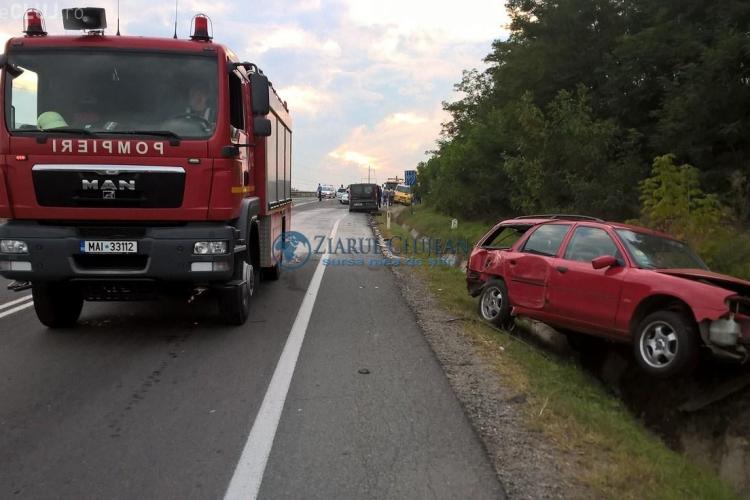 Accident cu patru victime pe un drum din Cluj. O șoferiță inconștientă a încercat să depășească un autocar VIDEO