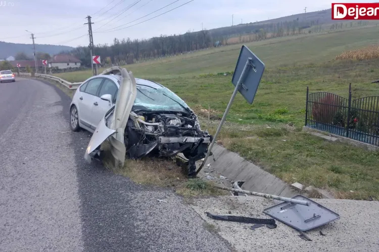 Un clujean și-a făcut praf mașina pe drumul Gherla-Dej. A intrat direct sub parapet FOTO