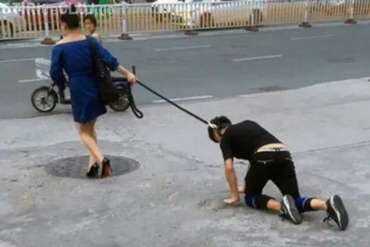 O bogătașă i-a pus lesă unui bărbat și a ieșit cu el pe stradă - VIDEO