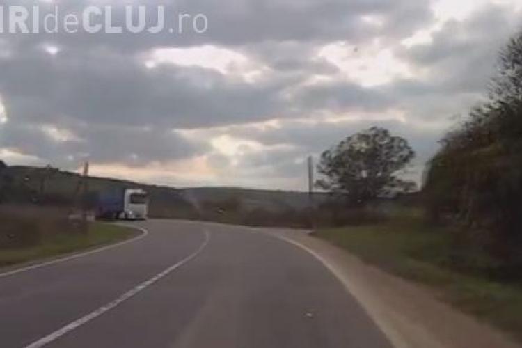 Depășire de ”profesionist” la Cluj. Cum a surprins un șofer doi tiriști la rând VIDEO