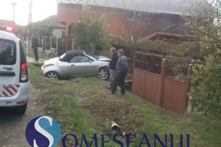 CLUJ: O șoferiță a intrat cu decapotabila direct în poarta unei gospodării FOTO