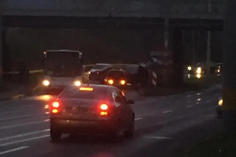 Două accidente pe strada Oașului! Au derapat pe linia de tramvai unul după altul - FOTO