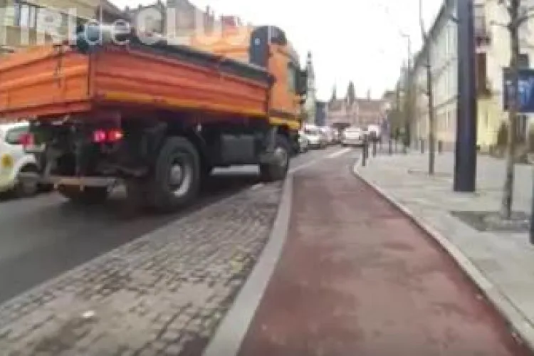 Nesimțirea unui camionagiu la Cluj-Napoca! Distruge pistele de bicicliști - VIDEO