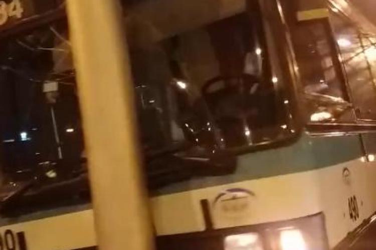 Accident în Mărăști! Un autobuz a lovit un stâlp și trei pasageri au fost răniți